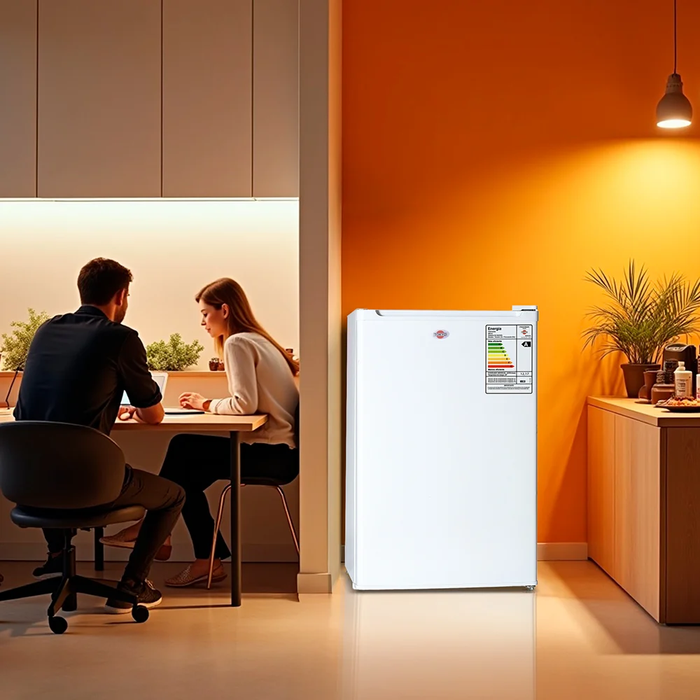 Heladera compacta TOKYO blanca de una puerta, con logotipo en la parte superior y etiqueta de eficiencia energética en la esquina derecha. - Vista 3