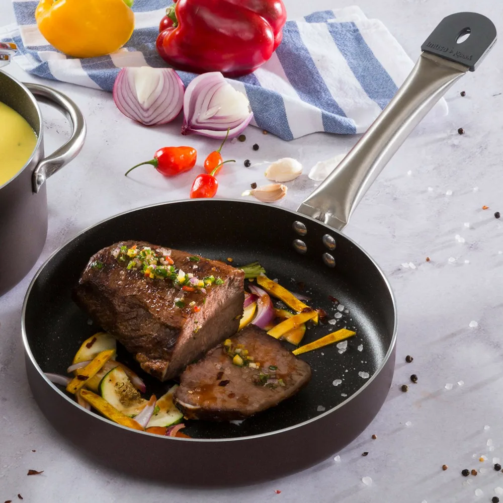 Sartén profundo Imusa borgoña con tapa de vidrio transparente, perilla gris y mango largo metálico. - Vista 3