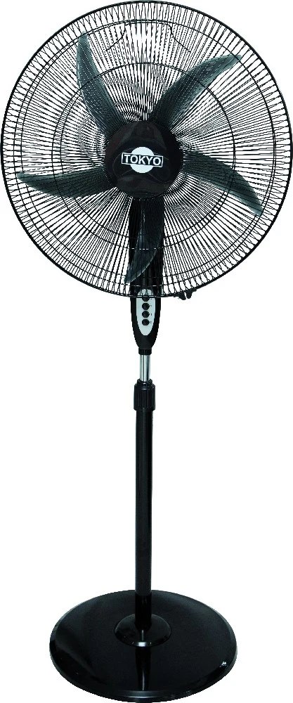 Ventilador de pie Tokyo negro con rejilla circular, cinco aspas visibles, controles en el cabezal y base redonda.