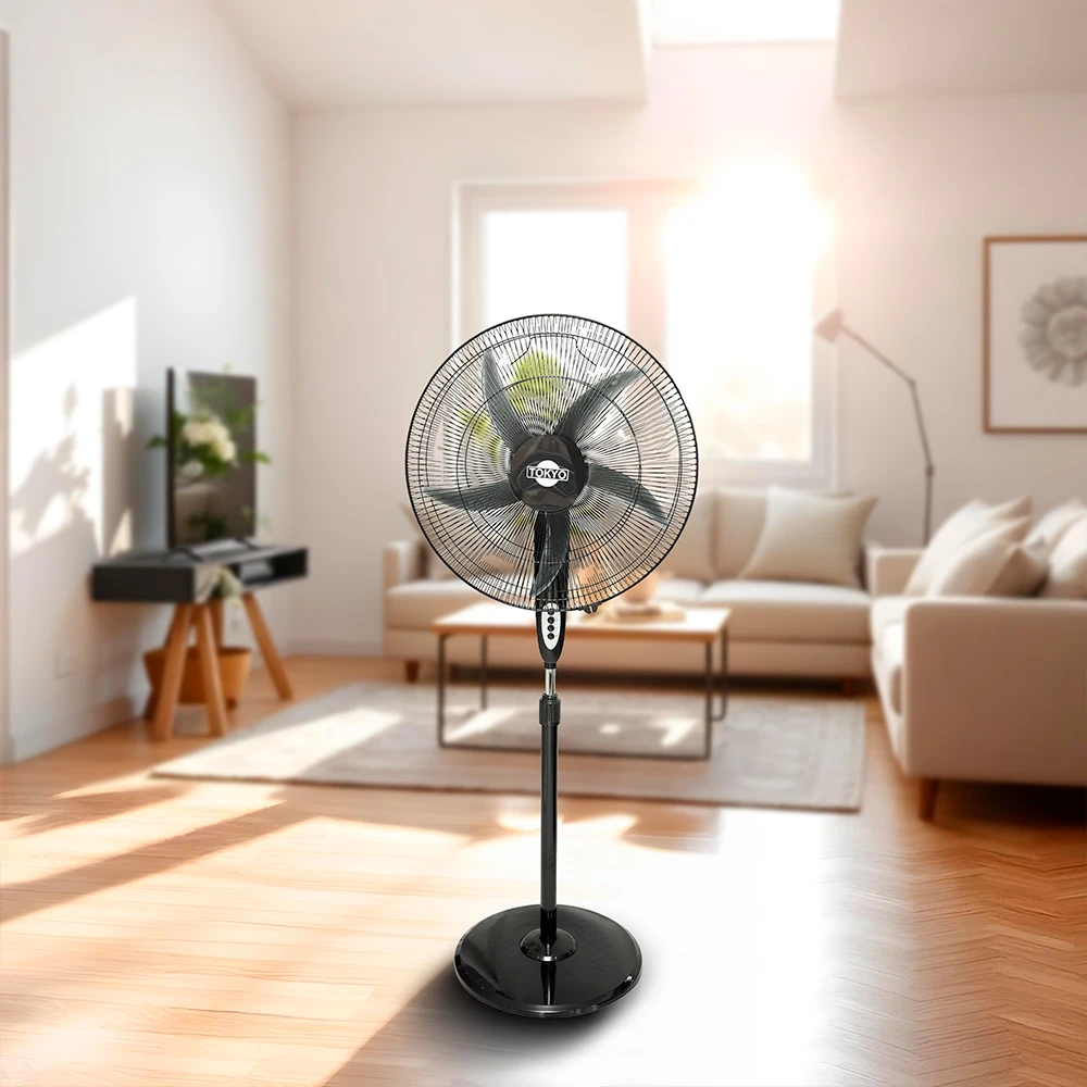 Ventilador de pie Tokyo negro con rejilla circular, cinco aspas visibles, controles en el cabezal y base redonda. - Vista 3