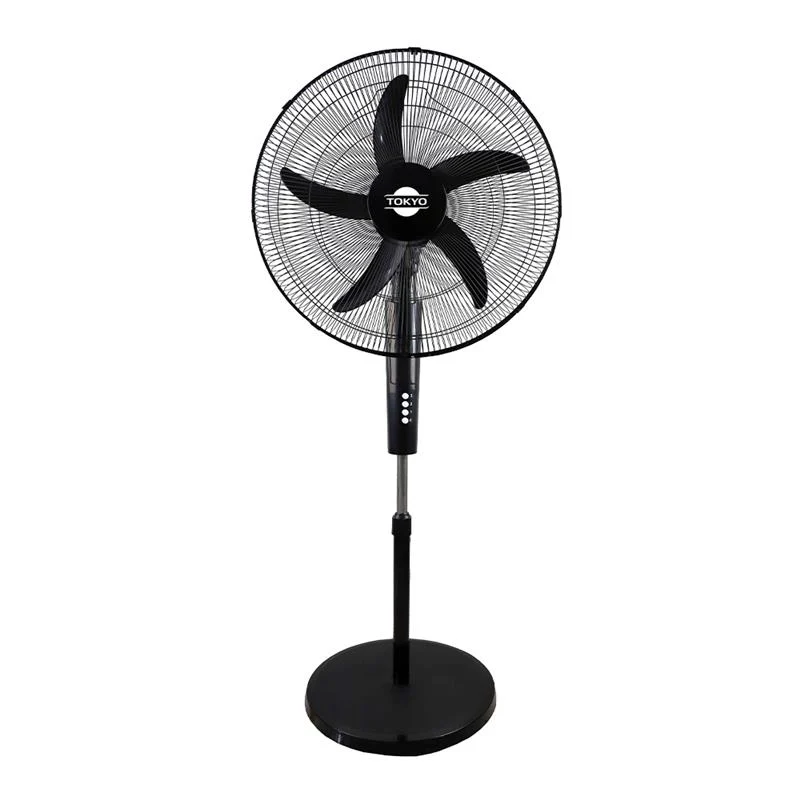 Ventilador de pie Tokyo FS20 negro con rejilla metálica, aspas negras, columna telescópica, base redonda y botones frontales.