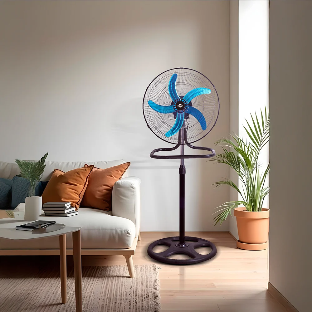Ventilador Tokyo con cinco aspas azules y rejilla metálica negra, montado en un soporte regulable y base redonda, en configuración de pie. - Vista 2
