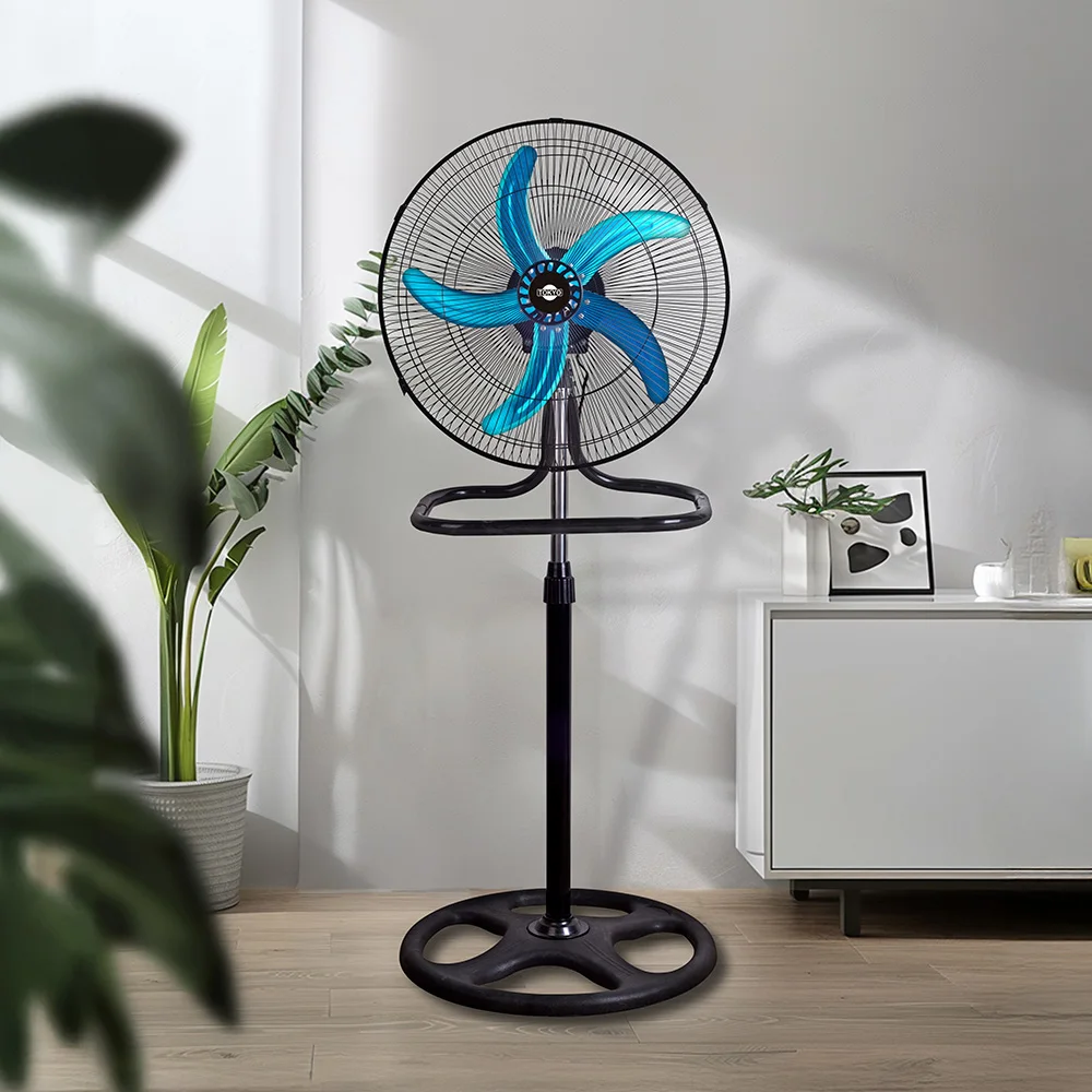 Ventilador Tokyo con cinco aspas azules y rejilla metálica negra, montado en un soporte regulable y base redonda, en configuración de pie. - Vista 3