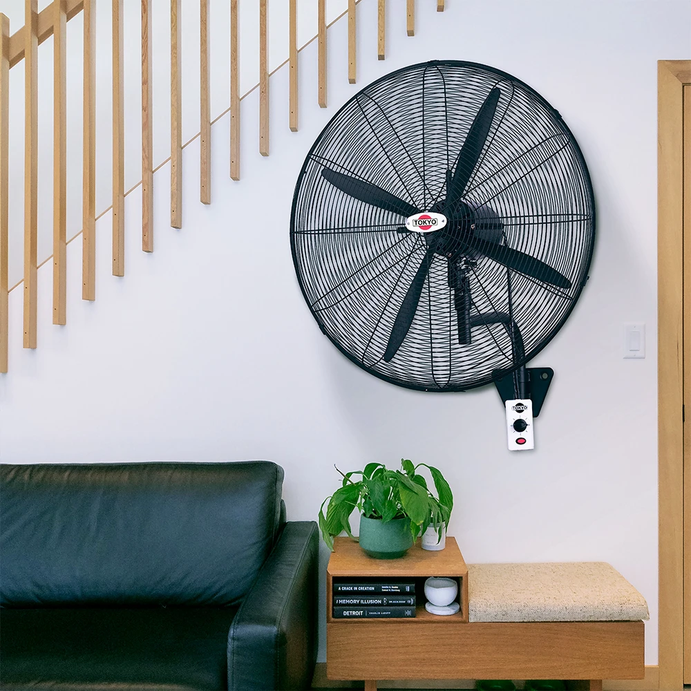 Ventilador industrial de pared Tokyo negro con rejilla circular, cinco aspas, soporte mural y control con perilla. - Vista 3