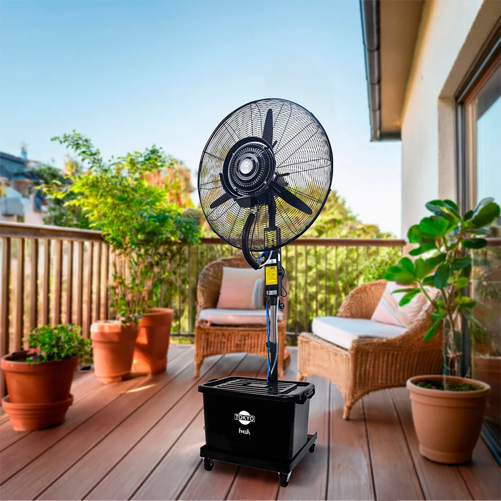 Ventilador industrial Tokyo Fresh negro de pie, montado sobre un depósito rectangular con ruedas, con rejilla metálica y manguera junto al mástil. - Vista 3
