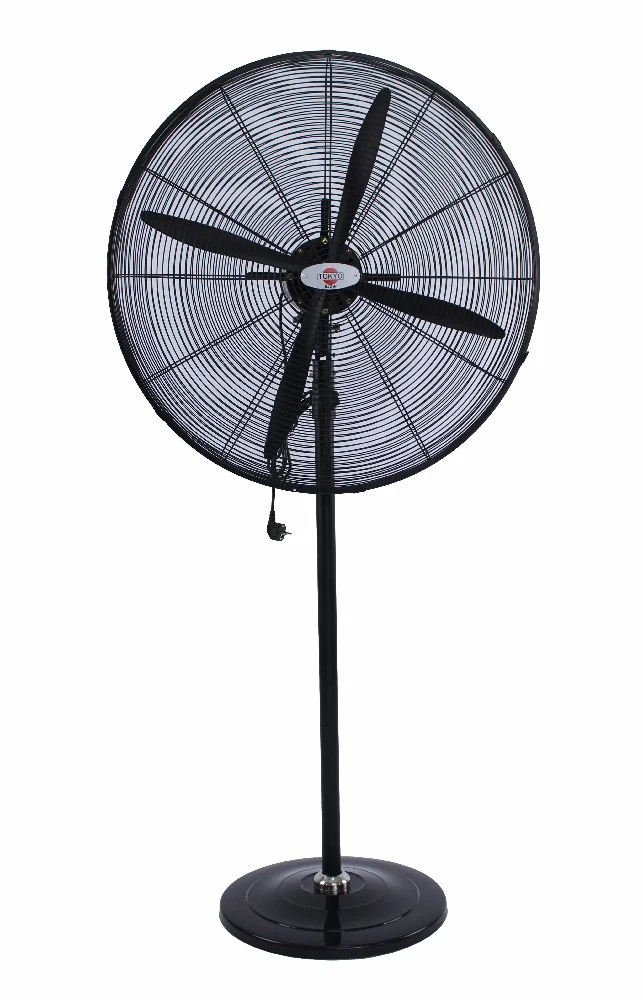 Ventilador industrial de pie Tokyo negro con rejilla metálica, tres aspas visibles, columna vertical y base redonda.