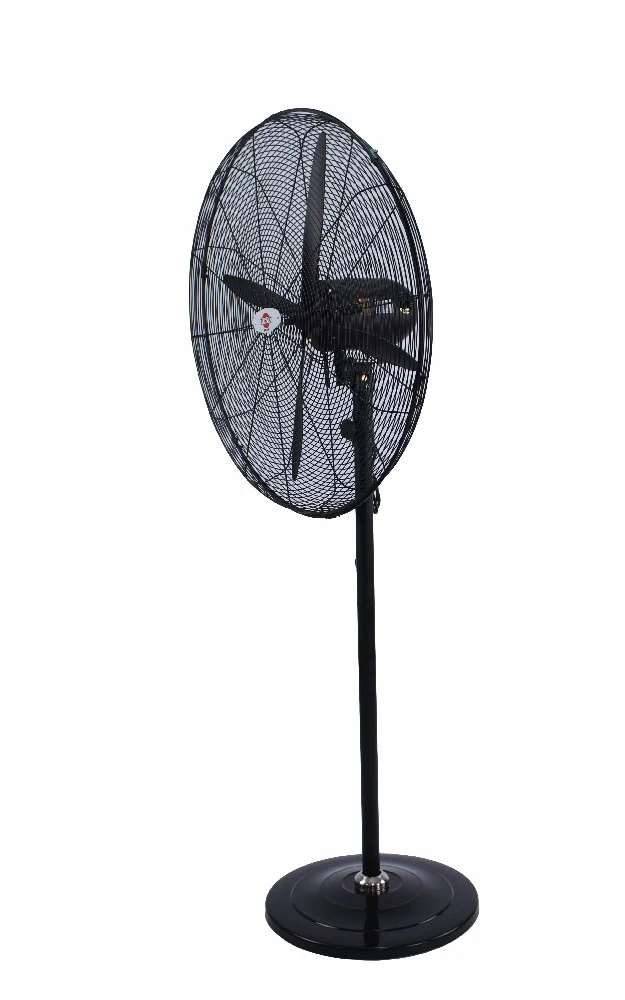 Ventilador industrial de pie Tokyo negro con rejilla metálica, tres aspas visibles, columna vertical y base redonda. - Vista 2