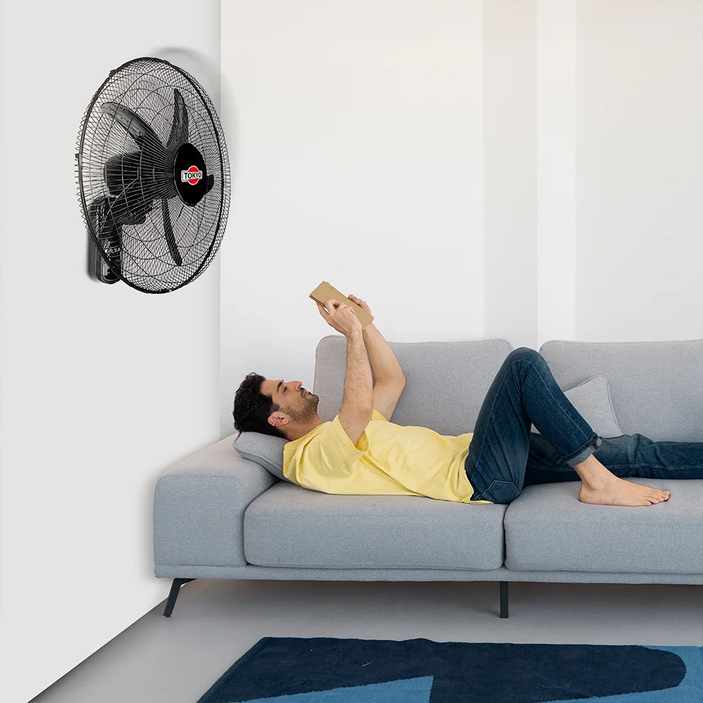Ventilador de pared Tokyo negro con rejilla circular, cinco aspas y panel de botones debajo del cabezal. - Vista 3