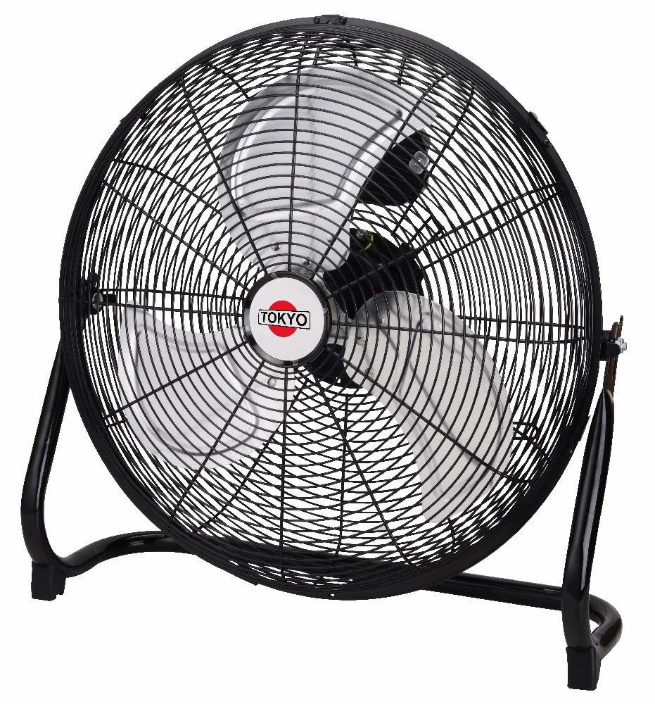 Ventilador de piso Tokyo negro con rejilla circular, tres aspas translúcidas y soporte tubular bajo.