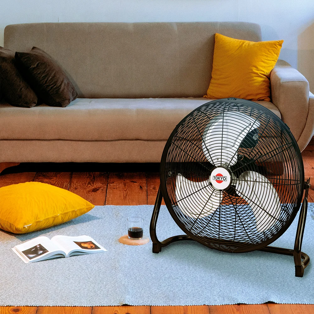 Ventilador de piso Tokyo negro con rejilla circular, tres aspas translúcidas y soporte tubular bajo. - Vista 2