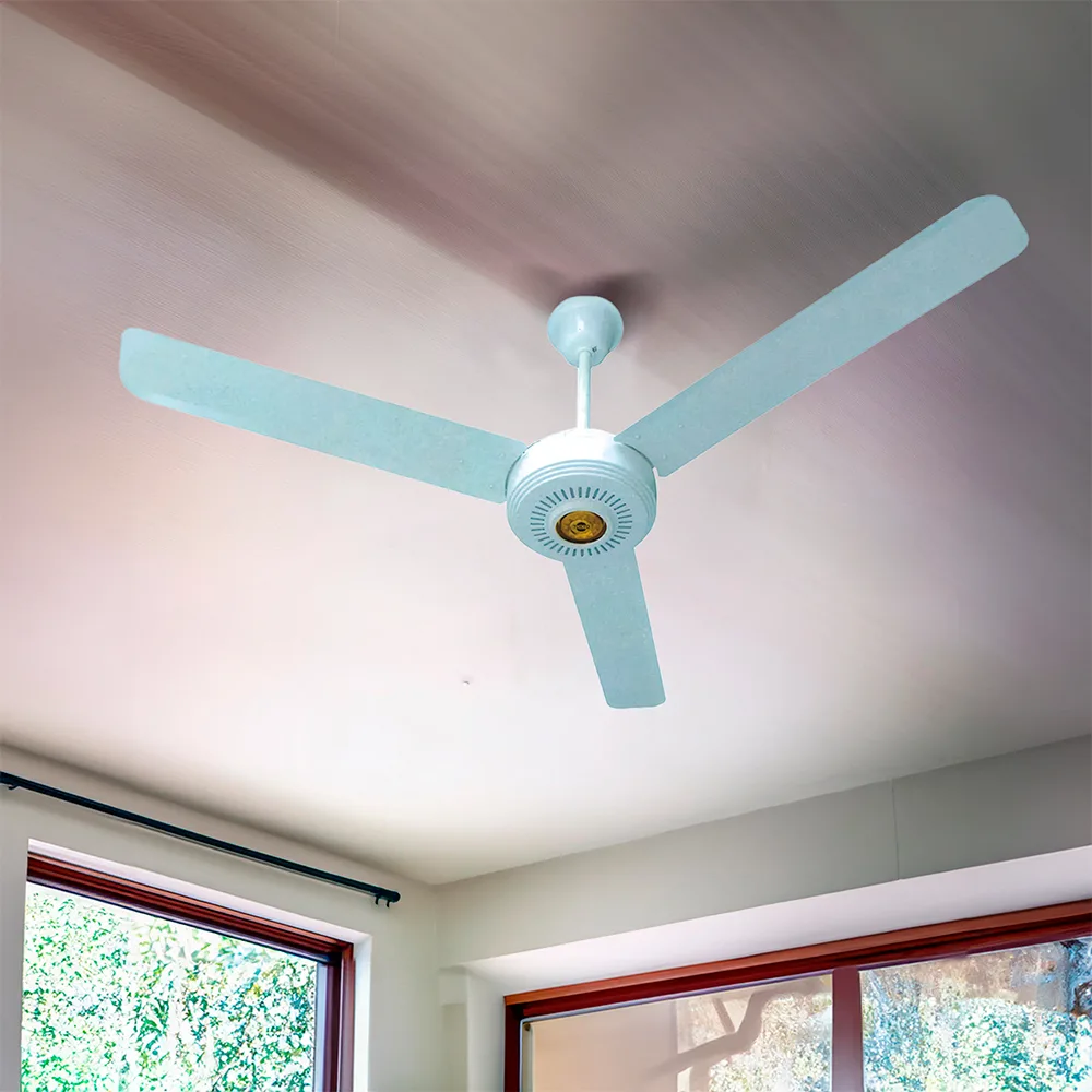Ventilador de techo Tokyo blanco con tres palas anchas y cuerpo central circular con pieza dorada. - Vista 3